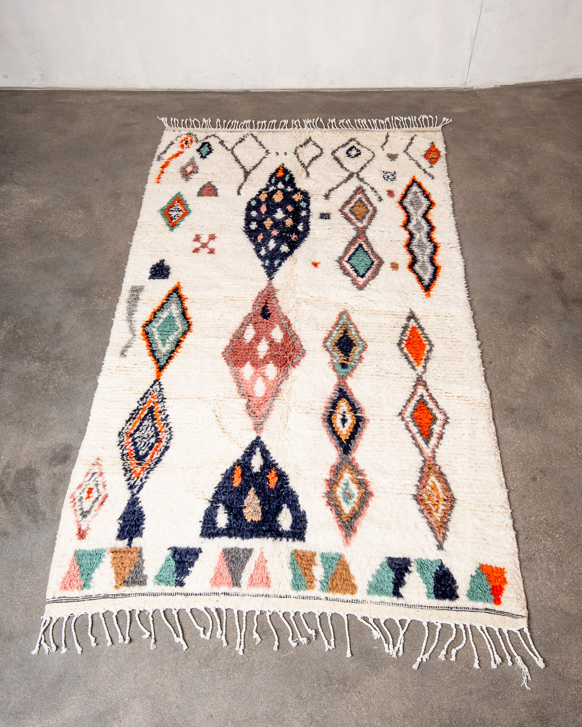 Modern designer handcrafted Berber rug from Morocco. Azilal rug with beautiful colors and patterns. Made of sheep’s wool and colourful cotton.
